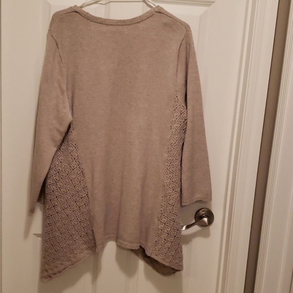 Beige sweater w/detailed side knit andshar… - Picture 4 of 4